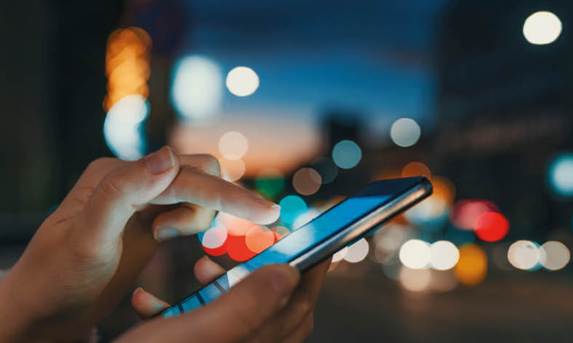 Smartphone-Nutzung bei Nacht – Social Media Marketing und mobile Online-Kommunikation